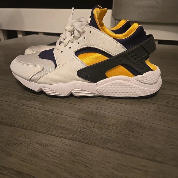 Nike White and Yellow Sneakers - Picture 1 of 4